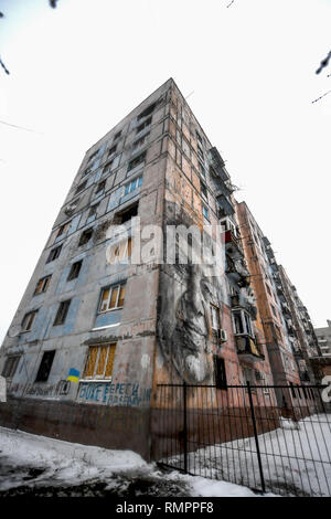 Advika, Donezk, Donbass, Ukraine. 24 Jan, 2019. Mehrfamilienhaus gesehen in der Nähe von Advika, die im Laufe der Jahre von Konflikten verwüstet wurde. Die Stadt Advika hat Hände mehrmals geändert. Der Konflikt im Osten der Ukraine hat politischer werden als physische seit 2014, als 12.000 Menschen ihr Leben verloren. Heute jedoch ist es krampfhaft und die meisten Beschuss ist während der Nachtzeit. (Die offizielle Beobachter der OSZE Organisation nicht in der Nacht!). Aufgrund der Minsk Waffenstillstand beide Parteien zu respektieren und nur leichte Ausrüstung ist im Einsatz gesehen. (Bild: © Iain Verbrennungen/SOPA Bilder v Stockfoto