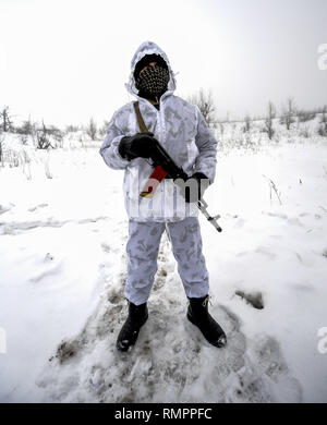 Advika, Donezk, Donbass, Ukraine. 24 Jan, 2019. Ukrainische Soldaten mit einer Gesichtsmaske im Osten der Ukraine gesehen. Der Konflikt im Osten der Ukraine hat mehr politische als physische seit 2014, als 12.000 Menschen ihr Leben verloren. Heute jedoch ist es krampfhaft und die meisten Beschuss ist während der Nachtzeit. (Die offizielle Beobachter der OSZE Organisation nicht in der Nacht!). Aufgrund der Minsk Waffenstillstand beide Parteien zu respektieren und nur leichte Ausrüstung ist im Einsatz gesehen. Credit: Iain Verbrennungen/SOPA Images/ZUMA Draht/Alamy leben Nachrichten Stockfoto