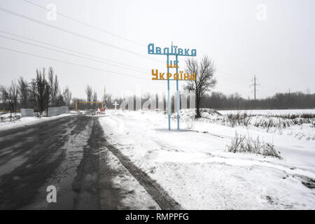 Advika, Donezk, Donbass, Ukraine. 24 Jan, 2019. Das Zeichen für Advika ist in der ukrainischen Farben gesehen. Die Stadt hat mehrmals ausgetauscht und erlebt einige der schlimmsten Kämpfe im Laufe der Jahre. Der Konflikt im Osten der Ukraine hat politischer werden als physische seit 2014, als 12.000 Menschen ihr Leben verloren. Heute jedoch ist es krampfhaft und die meisten Beschuss ist während der Nachtzeit. (Die offizielle Beobachter der OSZE Organisation nicht in der Nacht!). Aufgrund der Minsk Waffenstillstand beide Parteien zu respektieren und nur leichte Ausrüstung ist im Einsatz gesehen. (Bild: © Iain Verbrennungen/SOPA I Stockfoto