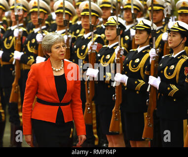 Peking, China. 31 Jan, 2018. Der britische Premierminister Theresa May prüft eine militärische Ehrengarde während der Begrüßungszeremonie in der Großen Halle des Volkes in Peking am 31. Januar 2018. Mai erklärte China zu stoppen Auspeitschen nachgeahmter Waren und Dumping aus Stahl, wie sie eine Gamasche mit Peking zu Beginn des Handels besuchen Sie riskiert. Quelle: Todd Lee/ZUMA Draht/ZUMAPRESS.com/Alamy leben Nachrichten Stockfoto