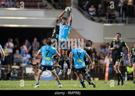 Brookvale, Australien. 16 Feb, 2019. Israel Folau von Waratahs nimmt einen hohen Ball während der 2019 Super Rugby-spiel zwischen NSW Waratahs und Hurrikane in Brookvale Oval, Brookvale, Australien am 16. Februar 2019. Foto von Peter Dovgan. Credit: UK Sport Pics Ltd/Alamy leben Nachrichten Stockfoto