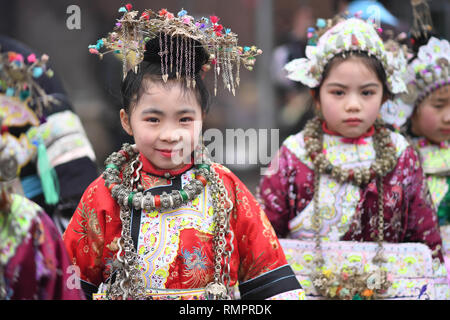 Rongjiang, Rongjiang, China. 16 Feb, 2019. Rongjiang, CHINA - Menschen von Dong ethnischen Minderheit an folk Aktivitäten in Rongjiang, Southwest ChinaÃ¢â'¬â"¢s Provinz Guizhou, die bevorstehende Laternenfest Kennzeichnung. Credit: SIPA Asien/ZUMA Draht/Alamy leben Nachrichten Stockfoto