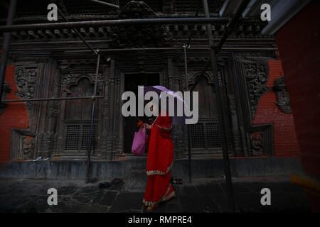 Kathmandu, Nepal. 16 Feb, 2019. Nepalesische Frauen in traditionellen Festtracht gekleidet tragen Angebote während einer rituellen Gebet Prozession zum Gottesdienst Herr Bhimsen an verschiedenen Tempeln und Schreinen in Kathmandu, Nepal am Samstag, 16. Februar 2019. Credit: Skanda Gautam/ZUMA Draht/Alamy leben Nachrichten Stockfoto