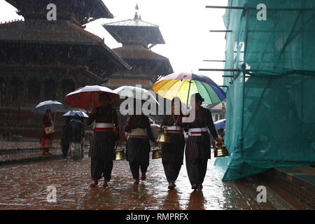 Kathmandu, Nepal. 16 Feb, 2019. Nepalesische Frauen in traditionellen Festtracht gekleidet tragen Angebote während einer rituellen Gebet Prozession zum Gottesdienst Herr Bhimsen an verschiedenen Tempeln und Schreinen in Kathmandu, Nepal am Samstag, 16. Februar 2019. Credit: Skanda Gautam/ZUMA Draht/Alamy leben Nachrichten Stockfoto