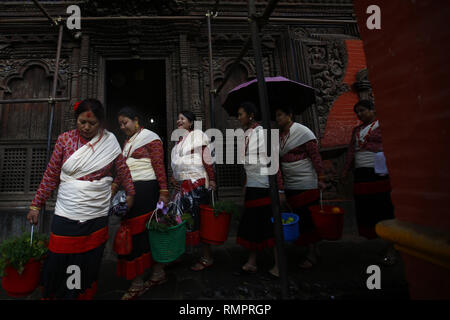 Kathmandu, Nepal. 16 Feb, 2019. Nepalesische Frauen in traditionellen Festtracht gekleidet tragen Angebote während einer rituellen Gebet Prozession zum Gottesdienst Herr Bhimsen an verschiedenen Tempeln und Schreinen in Kathmandu, Nepal am Samstag, 16. Februar 2019. Credit: Skanda Gautam/ZUMA Draht/Alamy leben Nachrichten Stockfoto