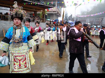 Rongjiang, Rongjiang, China. 16 Feb, 2019. Rongjiang, CHINA - Menschen von Dong ethnischen Minderheit an folk Aktivitäten in Rongjiang, Southwest ChinaÃ¢â'¬â"¢s Provinz Guizhou, die bevorstehende Laternenfest Kennzeichnung. Credit: SIPA Asien/ZUMA Draht/Alamy leben Nachrichten Stockfoto