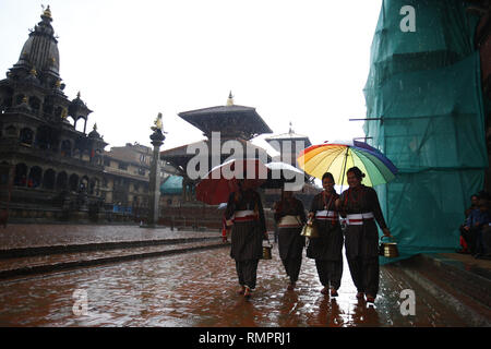 Kathmandu, Nepal. 16 Feb, 2019. Nepalesische Frauen in traditionellen Festtracht gekleidet tragen Angebote während einer rituellen Gebet Prozession zum Gottesdienst Herr Bhimsen an verschiedenen Tempeln und Schreinen in Kathmandu, Nepal am Samstag, 16. Februar 2019. Credit: Skanda Gautam/ZUMA Draht/Alamy leben Nachrichten Stockfoto