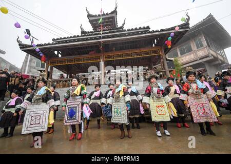 Rongjiang, Rongjiang, China. 16 Feb, 2019. Rongjiang, CHINA - Menschen von Dong ethnischen Minderheit an folk Aktivitäten in Rongjiang, Southwest ChinaÃ¢â'¬â"¢s Provinz Guizhou, die bevorstehende Laternenfest Kennzeichnung. Credit: SIPA Asien/ZUMA Draht/Alamy leben Nachrichten Stockfoto