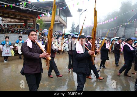 Rongjiang, Rongjiang, China. 16 Feb, 2019. Rongjiang, CHINA - Menschen von Dong ethnischen Minderheit an folk Aktivitäten in Rongjiang, Southwest ChinaÃ¢â'¬â"¢s Provinz Guizhou, die bevorstehende Laternenfest Kennzeichnung. Credit: SIPA Asien/ZUMA Draht/Alamy leben Nachrichten Stockfoto