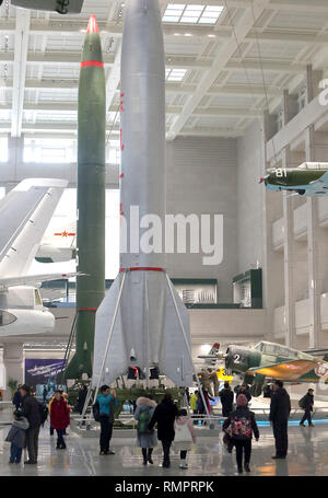 Peking, China. 6 Feb, 2018. Chinesischen Blick auf die DF-1 und DF-2 ballistische Raketen auf Anzeige an der Military Museum in Peking am 6. Februar 2018. China, das die größte Armee der Welt pflegt, hat erfolgreich ein anderes anti-missile test Amid steigende Spannungen im Zusammenhang mit dem nordkoreanischen Atomwaffenprogramm und die Militarisierung der South China Sea durchgeführt. Quelle: Todd Lee/ZUMA Draht/ZUMAPRESS.com/Alamy leben Nachrichten Stockfoto