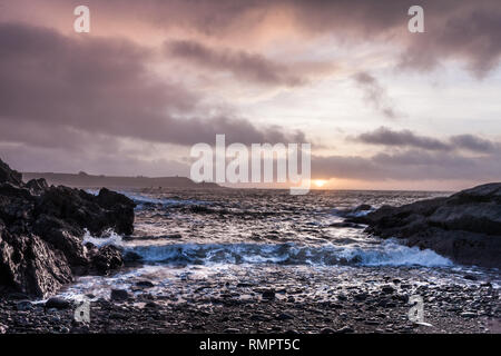 Churchbay, Co Cork, Irland. 16 Feb, 2019. Sonne knapp über dem Horizont und beleuchtet die Küstenlinie an Churchbay, Crosshaven, Co Cork, Irland. Quelle: David Creedon/Alamy leben Nachrichten Stockfoto