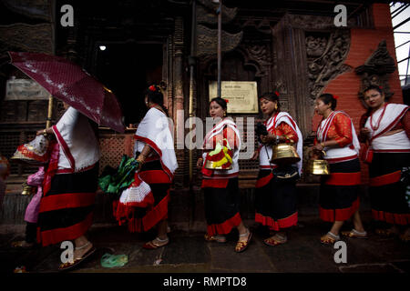 Kathmandu, Nepal. 16 Feb, 2019. Frauen aus Newar Gemeinschaft in traditionellen Festtracht nehmen an einer Parade während der Bhimsen Puja Festival in Patan Durbar Square in Kathmandu, Nepal, Jan. 16, 2019. Credit: Sulav Shrestha/Xinhua/Alamy leben Nachrichten Stockfoto