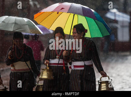 Kathmandu, Nepal. 16 Feb, 2019. Frauen aus Newar Gemeinschaft in traditionellen Festtracht zu Fuß auf dem Weg zu einer Parade während der Bhimsen Puja Festival in Patan Durbar Square in Kathmandu, Nepal, Jan. 16, 2019. Credit: Sulav Shrestha/Xinhua/Alamy leben Nachrichten Stockfoto