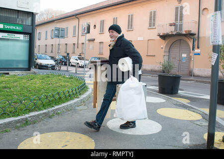 Foto Carlo Cozzoli - LaPresse 16-02-19 Milano (Italia) Cronaca Panchina Rossa in Piazza Dergano. Nella foto l'artista Roberto Muscinelli Stockfoto