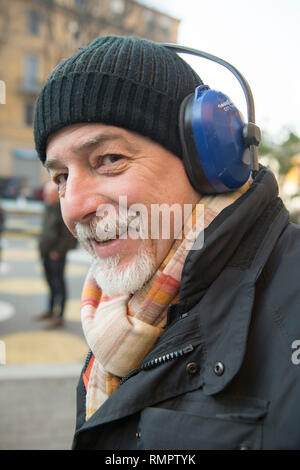 Foto Carlo Cozzoli - LaPresse 16-02-19 Milano (Italia) Cronaca Panchina Rossa in Piazza Dergano. Nella foto l'artista Roberto Muscinelli Stockfoto