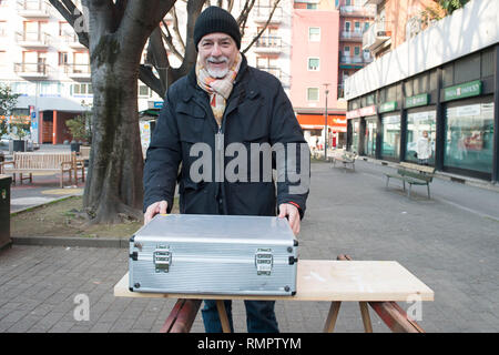 Foto Carlo Cozzoli - LaPresse 16-02-19 Milano (Italia) Cronaca Panchina Rossa in Piazza Dergano. Nella foto l'artista Roberto Muscinelli Stockfoto