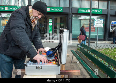 Foto Carlo Cozzoli - LaPresse 16-02-19 Milano (Italia) Cronaca Panchina Rossa in Piazza Dergano. Nella foto l'artista Roberto Muscinelli Stockfoto