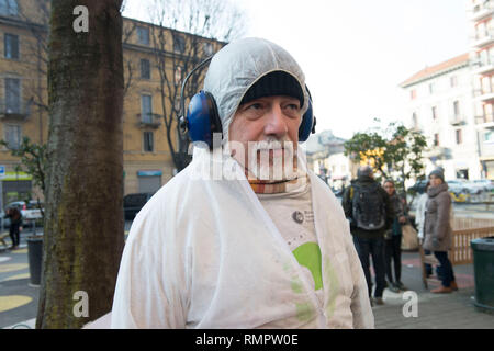 Foto Carlo Cozzoli - LaPresse 16-02-19 Milano (Italia) Cronaca Panchina Rossa in Piazza Dergano. Nella foto l'artista Roberto Muscinelli Stockfoto