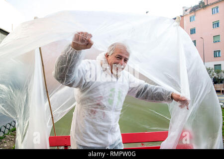 Foto Carlo Cozzoli - LaPresse 16-02-19 Milano (Italia) Cronaca Panchina Rossa in Piazza Dergano. Nella foto l'artista Roberto Muscinelli Stockfoto