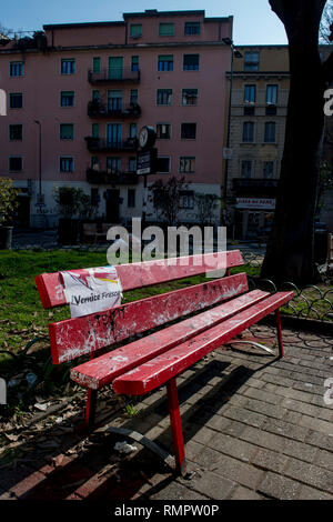 Foto Carlo Cozzoli - LaPresse 16-02-19 Milano (Italia) Cronaca Panchina Rossa in Piazza Dergano. Nella foto l'artista Roberto Muscinelli Stockfoto