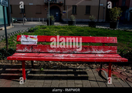 Foto Carlo Cozzoli - LaPresse 16-02-19 Milano (Italia) Cronaca Panchina Rossa in Piazza Dergano. Nella foto l'artista Roberto Muscinelli Stockfoto