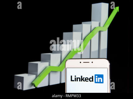 Februar 11, 2019 - Hongkong - Wirtschaft und Beschäftigung ausgerichteten Netzwerk und Plattform LinkedIn Logo ist auf ein Android mobile Gerät mit einem Aufstieg Wachstumsdiagramm im Hintergrund zu sehen. (Bild: © Miguel Candela/SOPA Bilder über ZUMA Draht) Stockfoto