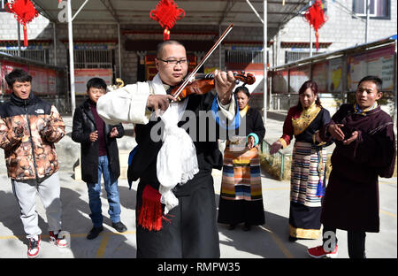 (190216) - LHASA, Februar 16, 2019 (Xinhua) - die Menschen feiern die tibetischen Neujahr in Lhasa, im Südwesten Chinas Tibet autonomen Region, Feb 5, 2019. Die tibetischen Neujahr, bekannt als Losar, ist das wichtigste Festival im tibetischen Kalender. In diesem Jahr Losar fiel am 5 und fiel mit dem Frühlingsfest. Losar ist eine Zeit für Familientreffen. Es ist von religiösen Ritualen geprägt, lange Gebete, Pferderennen, Familienfeiern und Feste. Da das Festival in der Nähe von zeichnet, Menschen gehen Einkaufen, Reinigung und ihre traditionellen Häuser schmücken. Familien fest auf tibetisch essen. Frauen machen Stockfoto