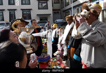 (190216) - LHASA, Februar 16, 2019 (Xinhua) - die Menschen feiern die tibetischen Neujahr in Lhasa, im Südwesten Chinas Tibet autonomen Region, Feb 5, 2019. Die tibetischen Neujahr, bekannt als Losar, ist das wichtigste Festival im tibetischen Kalender. In diesem Jahr Losar fiel am 5 und fiel mit dem Frühlingsfest. Losar ist eine Zeit für Familientreffen. Es ist von religiösen Ritualen geprägt, lange Gebete, Pferderennen, Familienfeiern und Feste. Da das Festival in der Nähe von zeichnet, Menschen gehen Einkaufen, Reinigung und ihre traditionellen Häuser schmücken. Familien fest auf tibetisch essen. Frauen machen Stockfoto