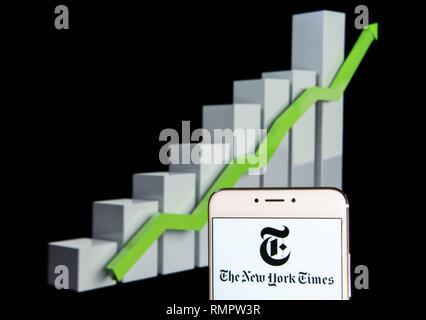 Februar 11, 2019 - Hong Kong - amerikanische Zeitung New York Times Logo auf einem Android mobile Gerät mit einem Aufstieg Wachstumsdiagramm im Hintergrund zu sehen ist. (Bild: © Miguel Candela/SOPA Bilder über ZUMA Draht) Stockfoto