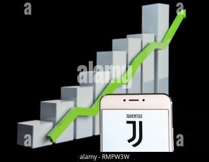 Februar 11, 2019 - Hong Kong - Italienische Fußballverein Juventus Logo ist auf ein Android mobile Gerät mit einem Aufstieg Wachstumsdiagramm im Hintergrund zu sehen. (Bild: © Miguel Candela/SOPA Bilder über ZUMA Draht) Stockfoto