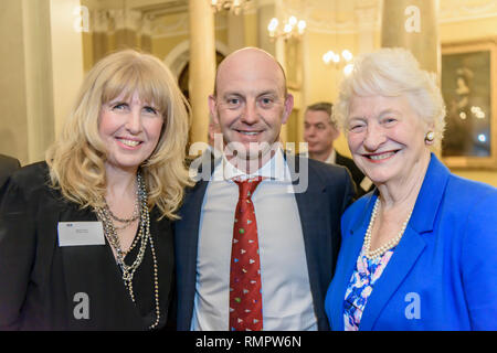 Belfast, Nordirland, Großbritannien. 15/02/2019 - Jackie Patton (RYANI Stuhl), Ian Walker MBE und Dame Maria Peters im Royal Yacht Verband Nordirland Preisverleihung Stockfoto