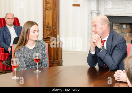 Belfast, Nordirland, Großbritannien. 15/02/2019 - Ian Walker MBE, Doppel silber Olympiamedaillengewinner Segler sailor, hält eine Frage- und Antwortrunde mit einigen jungen Matrosen. Stockfoto