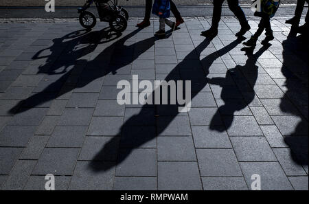 Kassel, Deutschland. 16 Feb, 2019. Die Schatten der Passanten in der Innenstadt auf dem Gehweg gesehen werden. Quelle: Uwe Zucchi/dpa/Alamy leben Nachrichten Stockfoto