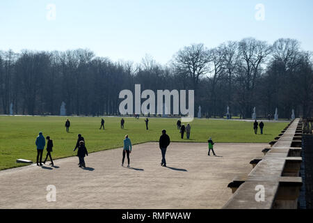 Kassel, Deutschland. 16 Feb, 2019. Zahlreiche Leute unterwegs sind auf der Karlswiese bei sonnigem Wetter. Quelle: Uwe Zucchi/dpa/Alamy leben Nachrichten Stockfoto