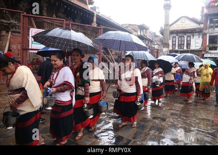 Kathmandu, Nepal. 16 Feb, 2019. Frauen aus Newar Gemeinschaft in Bhimsen Puja Feier in Patan Durbar Square in Kathmandu, Nepal, Feb.16, 2019 teilnehmen. Mädchen und Frauen tragen traditionelle Kleidung besucht verschiedene Schreine und Tempel von Herrn Bhimsen Durchführung Angebote während der Bhimsen Puja Feier. Credit: Sunil Sharma/Xinhua/Alamy leben Nachrichten Stockfoto