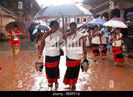 Kathmandu, Nepal. 16 Feb, 2019. Frauen aus Newar Gemeinschaft in Bhimsen Puja Feier in Patan Durbar Square in Kathmandu, Nepal, Feb.16, 2019 teilnehmen. Mädchen und Frauen tragen traditionelle Kleidung besucht verschiedene Schreine und Tempel von Herrn Bhimsen Durchführung Angebote während der Bhimsen Puja Feier. Credit: Sunil Sharma/Xinhua/Alamy leben Nachrichten Stockfoto