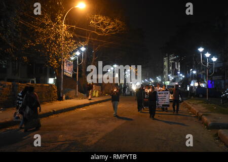 Howrah Stadt, Kolkata, Indien. 16. Februar, 2019. Inder, eine Mahnwache als Protest gegen die Pulwama Terroranschlag am 14 Februar, 2019, in Kaschmir, wo 49 paramilitärischen troopers in eine der tödlichsten militanten Angriffen in Kaschmir getötet wurden. Credit: Biswarup Ganguly/Alamy leben Nachrichten Stockfoto