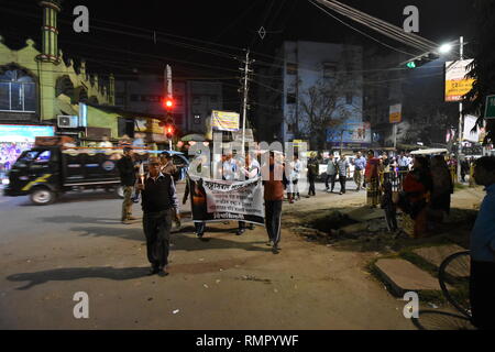 Howrah Stadt, Kolkata, Indien. 16. Februar, 2019. Inder, eine Mahnwache als Protest gegen die Pulwama Terroranschlag am 14 Februar, 2019, in Kaschmir, wo 49 paramilitärischen troopers in eine der tödlichsten militanten Angriffen in Kaschmir getötet wurden. Credit: Biswarup Ganguly/Alamy leben Nachrichten Stockfoto