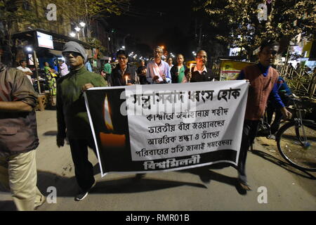 Howrah Stadt, Kolkata, Indien. 16. Februar, 2019. Inder, eine Mahnwache als Protest gegen die Pulwama Terroranschlag am 14 Februar, 2019, in Kaschmir, wo 49 paramilitärischen troopers in eine der tödlichsten militanten Angriffen in Kaschmir getötet wurden. Credit: Biswarup Ganguly/Alamy leben Nachrichten Stockfoto