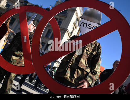 16. Februar 2019, Bayern, München: Demonstranten Aktionsbündnis beteiligen sich an der Demonstration gegen die Münchener Sicherheitskonferenz. Foto: Angelika Warmuth/dpa Stockfoto