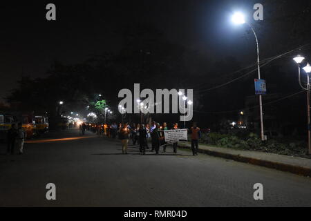 Howrah Stadt, Kolkata, Indien. 16. Februar, 2019. Inder, eine Mahnwache als Protest gegen die Pulwama Terroranschlag am 14 Februar, 2019, in Kaschmir, wo 49 paramilitärischen troopers in eine der tödlichsten militanten Angriffen in Kaschmir getötet wurden. Credit: Biswarup Ganguly/Alamy leben Nachrichten Stockfoto