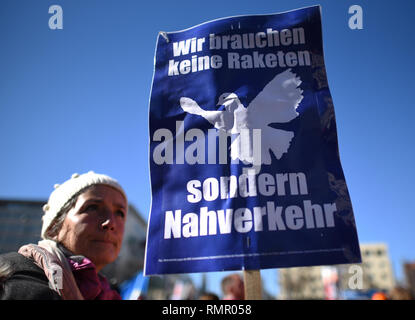 16. Februar 2019, Bayern, München: eine Frau, die bei der Demonstration der Aktion Bündnis gegen die Münchner Sicherheitskonferenz. Foto: Angelika Warmuth/dpa Stockfoto