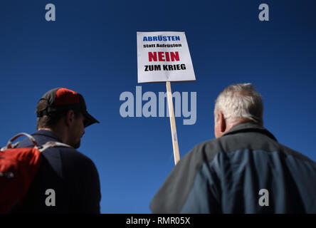 16. Februar 2019, Bayern, München: Demonstranten Aktionsbündnis beteiligen sich an der Demonstration gegen die Münchener Sicherheitskonferenz. Foto: Angelika Warmuth/dpa Stockfoto