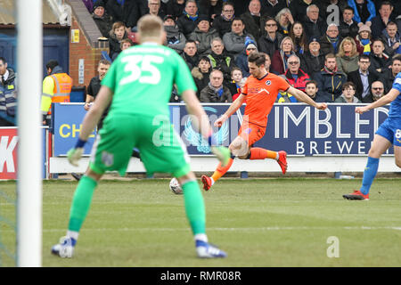 Kingston, UK. 16. Februar 2019. Ryan Leonard des Millwall Kreuze für die öffnung Ziel während der FA-Cup 5 Runde zwischen AFC Wimbledon und Millwall im Cherry Red Records Stadion, Kingston, England am 16. Februar 2019. Foto von Ken Funken. Nur die redaktionelle Nutzung, eine Lizenz für die gewerbliche Nutzung erforderlich. Keine Verwendung in Wetten, Spiele oder einer einzelnen Verein/Liga/player Publikationen. Credit: UK Sport Pics Ltd/Alamy Live News Credit: UK Sport Pics Ltd/Alamy leben Nachrichten Stockfoto