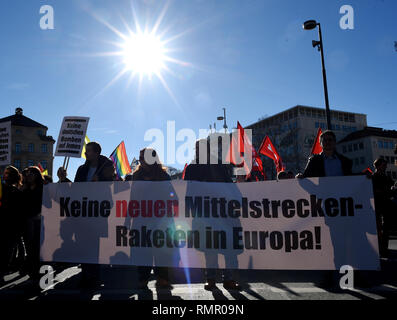 16. Februar 2019, Bayern, München: Demonstranten Aktionsbündnis beteiligen sich an der Demonstration gegen die Münchener Sicherheitskonferenz. Foto: Angelika Warmuth/dpa Stockfoto