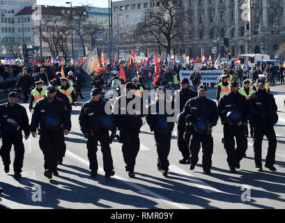 16. Februar 2019, Bayern, München: Demonstranten Aktionsbündnis beteiligen sich an der Demonstration gegen die Münchener Sicherheitskonferenz, die von Polizisten begleitet wird. Foto: Angelika Warmuth/dpa Stockfoto