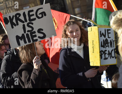 16. Februar 2019, Bayern, München: Demonstranten Aktionsbündnis beteiligen sich an der Demonstration gegen die Münchener Sicherheitskonferenz. Foto: Angelika Warmuth/dpa Stockfoto