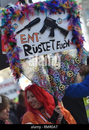 16. Februar 2019, Bayern, München: Demonstranten Aktionsbündnis beteiligen sich an der Demonstration gegen die Münchener Sicherheitskonferenz. Foto: Angelika Warmuth/dpa Stockfoto