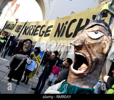 16. Februar 2019, Bayern, München: Demonstranten Aktionsbündnis beteiligen sich an der Demonstration gegen die Münchener Sicherheitskonferenz. Foto: Angelika Warmuth/dpa Stockfoto