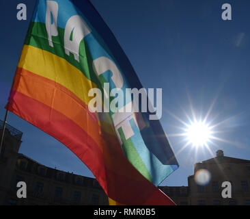 16. Februar 2019, Bayern, München: Eine pace Flag wird bei der Demonstration der Aktion Bündnis gegen die Münchner Sicherheitskonferenz winkte. Foto: Angelika Warmuth/dpa Stockfoto